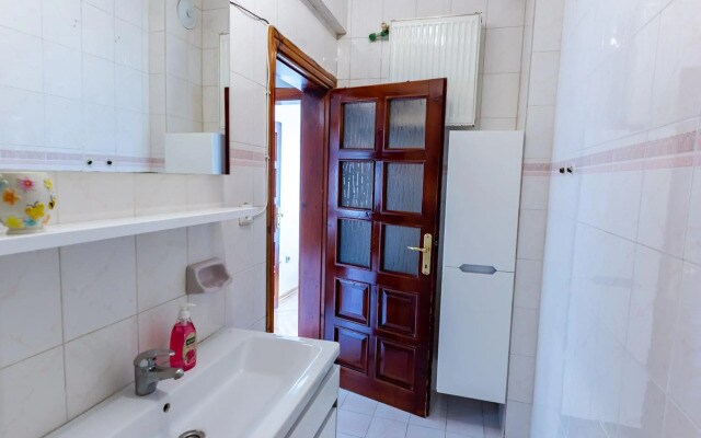 All air conditioned & Heated 3 Bedrooms Flat in the City