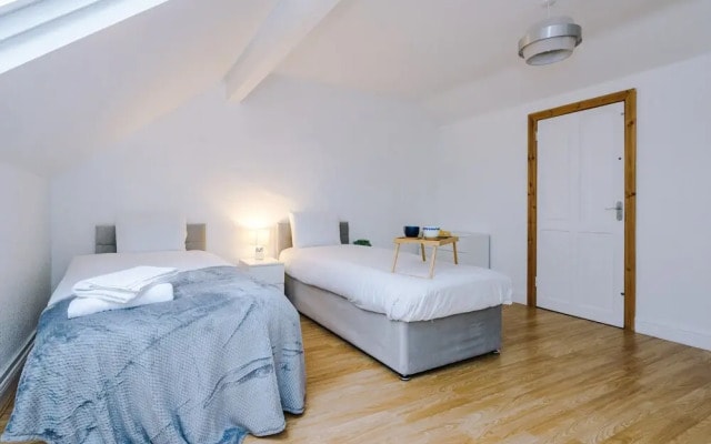 The Seedley 4 Bedroom House - Salford
