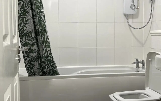Impeccable 2-bed Apartment in Erith