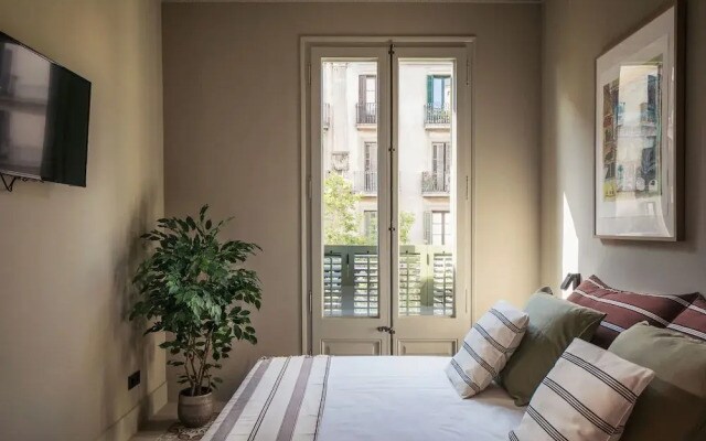Lovely 6 BR Flat in L Eixample