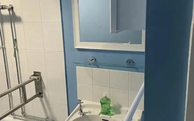 3 Bed House - Sleeps 5 - Parking - Wifi