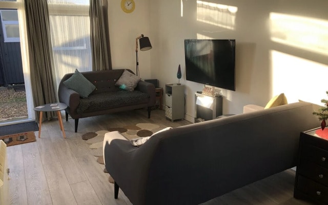 2-bed Chalet, pet Friendly, Close to Beach