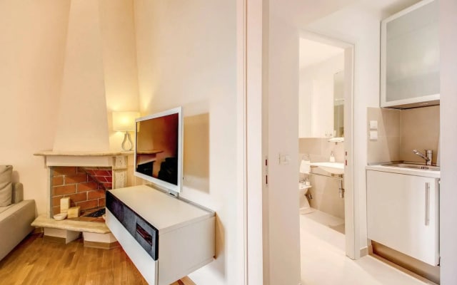Elegant Apartment Behind the Colosseum