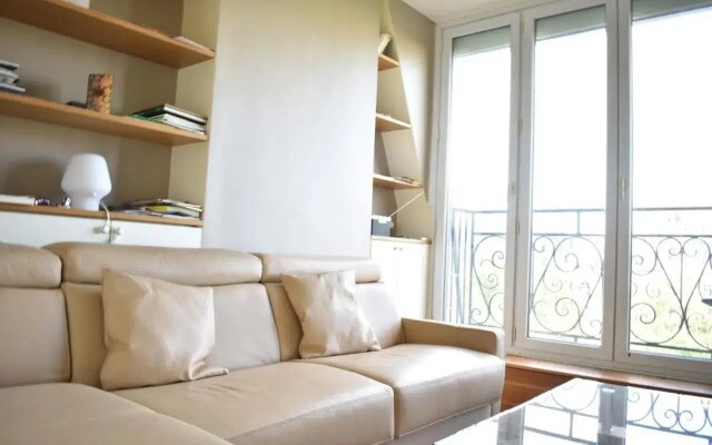 Fully Renovated Bright Studio with High View