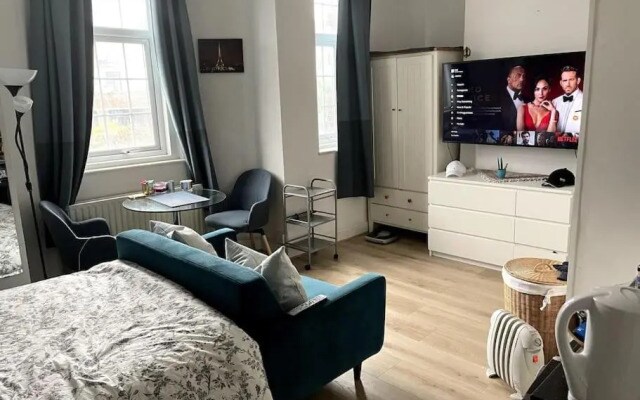 Studio Flat London Finchley Rd NW11