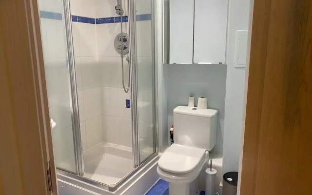 2 Bed Flat - Sleeps 4 - Parking - Wifi