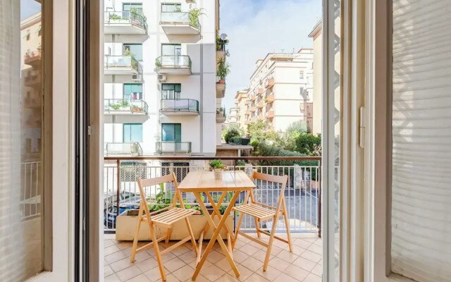 Cozy 2-Bedroom Flat with Balcony