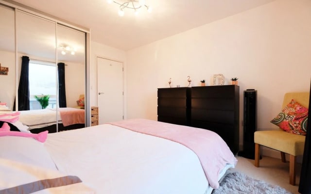Cozy, Modern 1BR Brixton Flat For 5