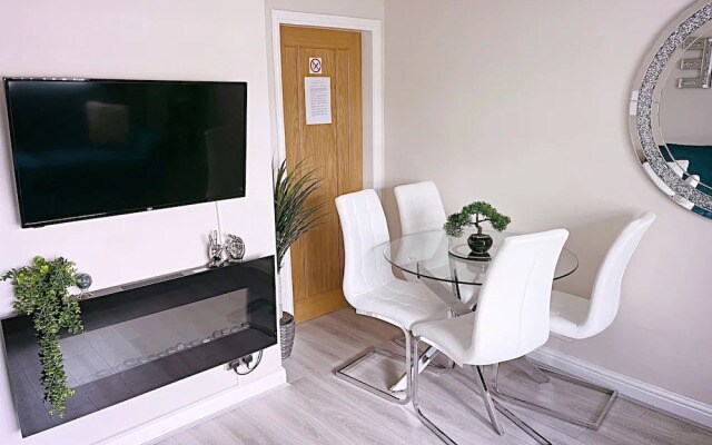The Serene Stays Sleeps 6 With Garden