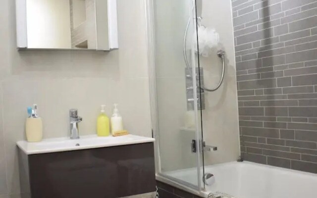 1 Bedroom Apartment With Balcony in Putney