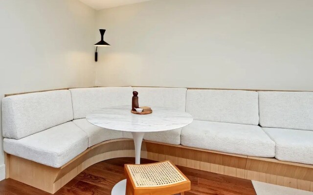 Luxury Designer Flat in Putney by Underthedoormat