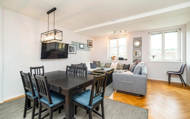 Central, Spacious, Modern 5 Bedrm duplex w/Balcony