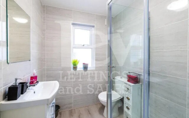 Lush Apartment 5 Bedroom House - WBR