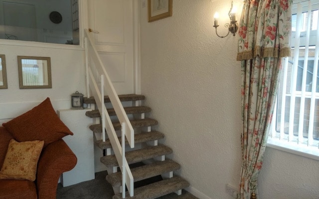 Split Level Bungalow - Sleeps4 - Close to Walks