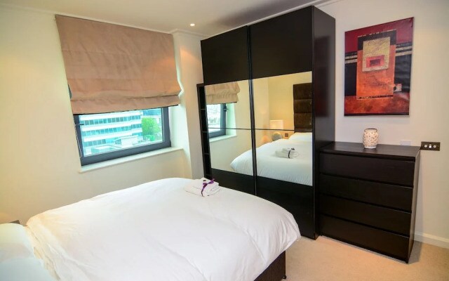 Canary Wharf - Corporate Riverside Apartments