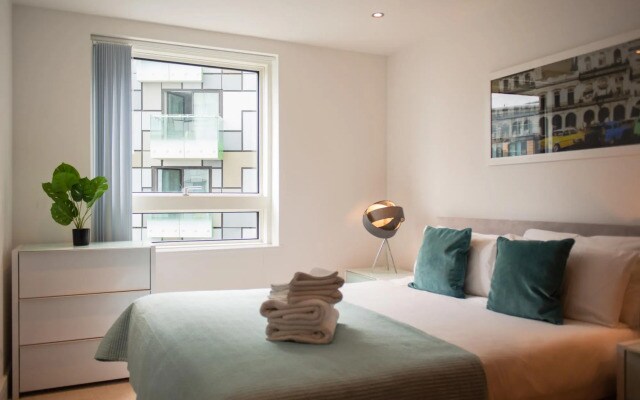 One Bed Apt in Lincoln Plaza, Canary Wharf