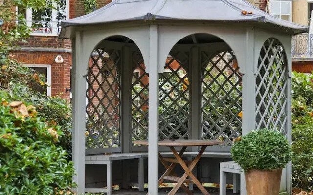 Gledhow Gardens by Onefinestay