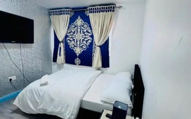 OYO Unique Private Rooms - Bolton Central, Free Parking