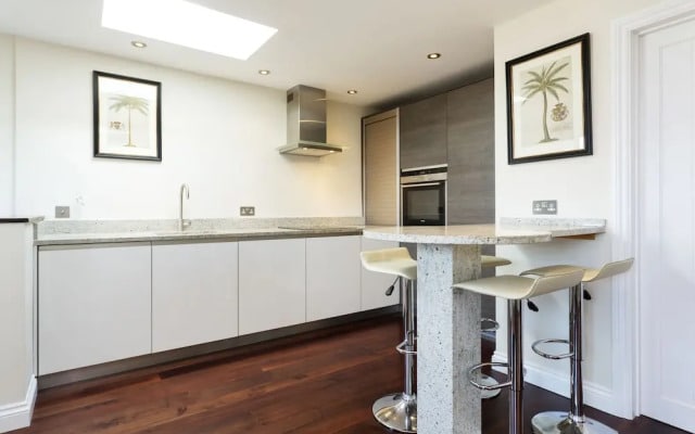 Veeve - Abbey Apartment