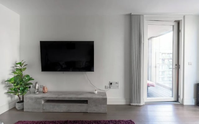 Modern Cozy Kingston Flat, 5 Mins to Train Station