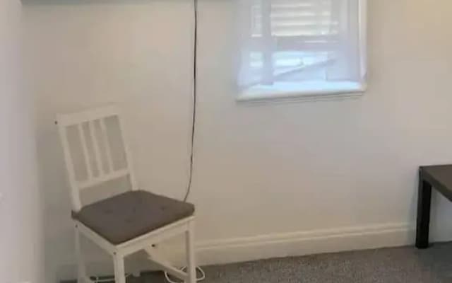 Spacious Apartment in Thornton Road L