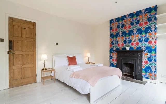 Charming 3BR Home in West London, 6 Guests