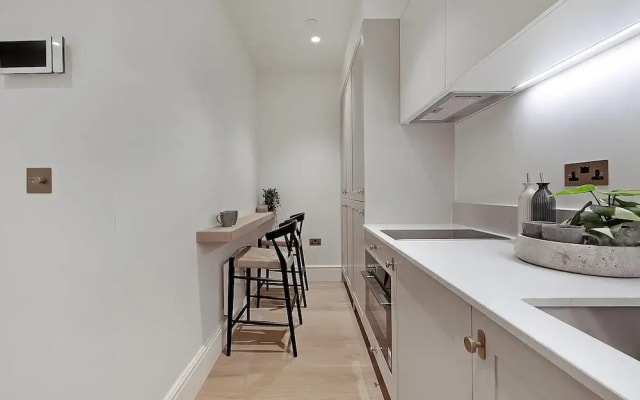 Stylish Earl's Court Studio Plus Patio
