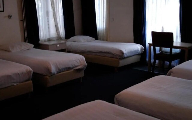 Hotel 83