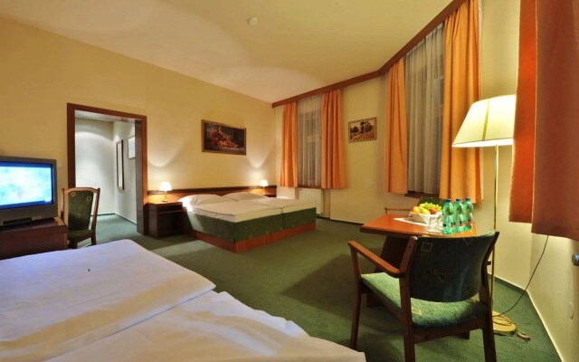 Three Crowns Hotel