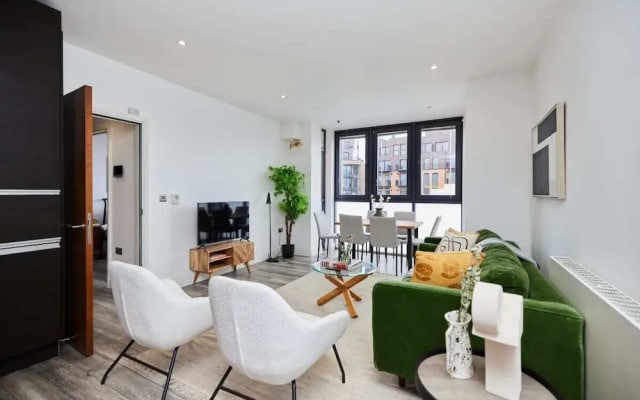 The Wembley Hideaway - Bright 2bdr Flat