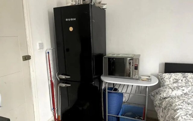 Studio Flat London Finchley Rd NW11