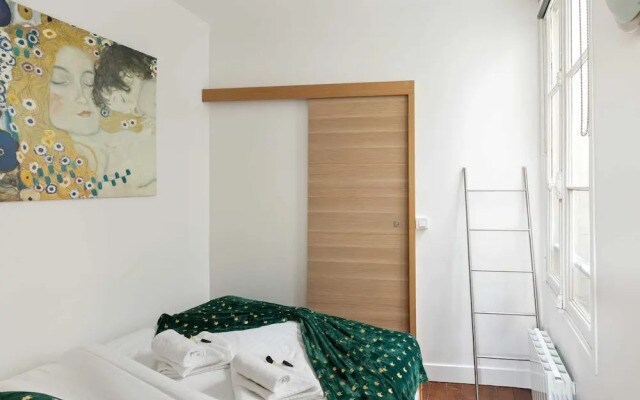 Quaint Apartment With Rooftop Views of Montmarte