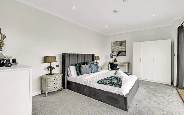 Beautiful Abode In Brentford