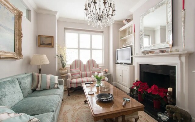Beautiful Barnes Home with Garden