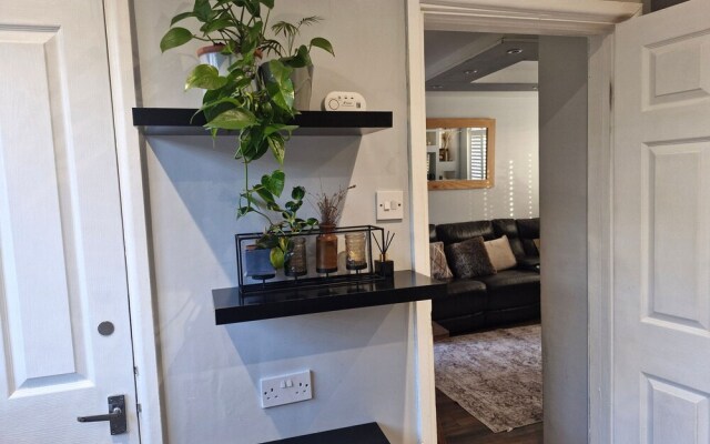 3 bed House, Sleeps 5, Near Airport and Town, Outside Parking Free