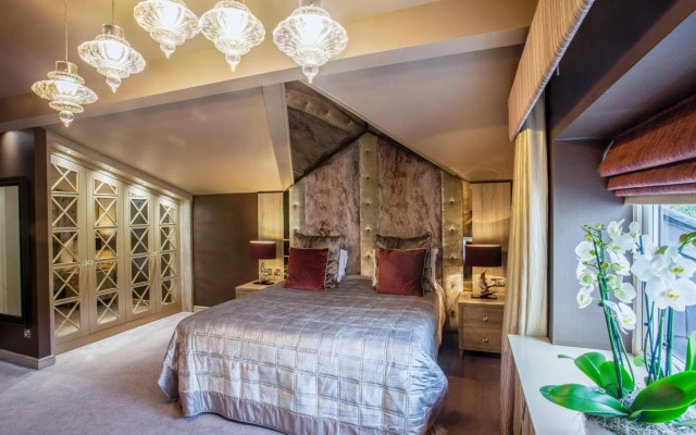 Red Hall Hotel