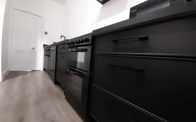 Spacious 5-bed House - Sleeps 10, Garden & Parking