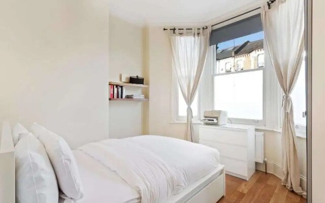 Cosy 2bed Skylight Apt W/patio in Clapham Junction