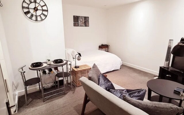 Maple House - Inviting 1-bed Apartment in London