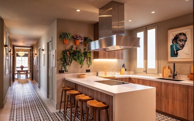 Lovely 6 BR Flat in L Eixample