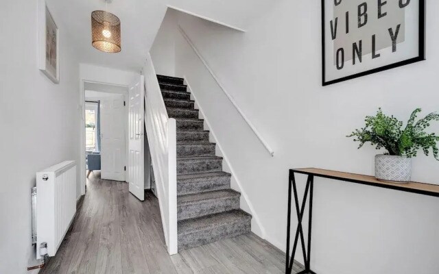 4 Bedrooms - Up To 11 Guests - Free Parking