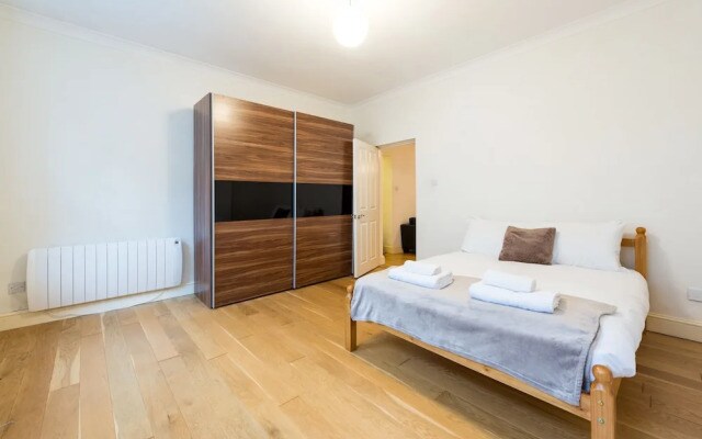 Comfortable Liverpool Street Home by Shoreditch