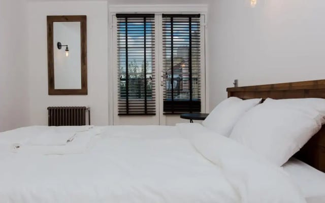 2 Bedroom Flat near Canary Wharf Sleeps 4