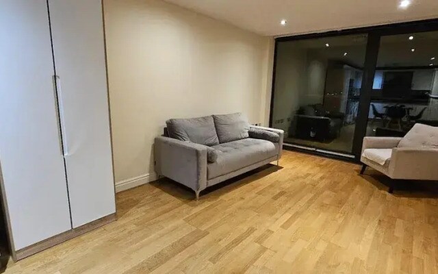 Modern & Lovely 2 Bed in London