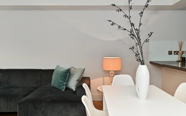 Amazing Mayfair 2 Bedroom 2 Bath Air Conditioned
