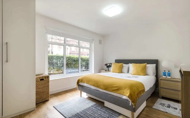 Bright and Spacious Philbeach Garden Apartment