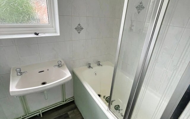 6 Person Spacious Home with Garden
