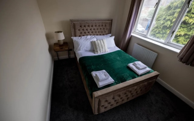 Sleeps8-kingbeds-sofabed-garden-aircon-freeparking