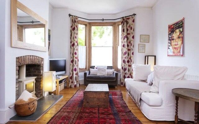 Veeve - Holloway Hideaway