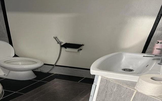 Studio Sleeps 3 - Pet Friendly